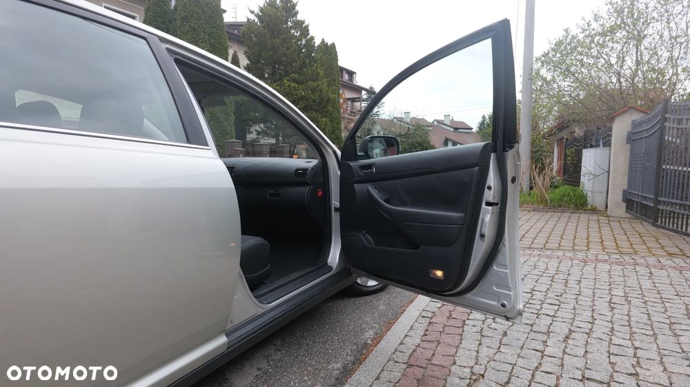 Toyota Avensis - 12