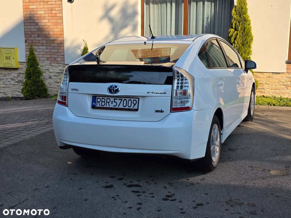 Toyota Prius (Hybrid) - 12