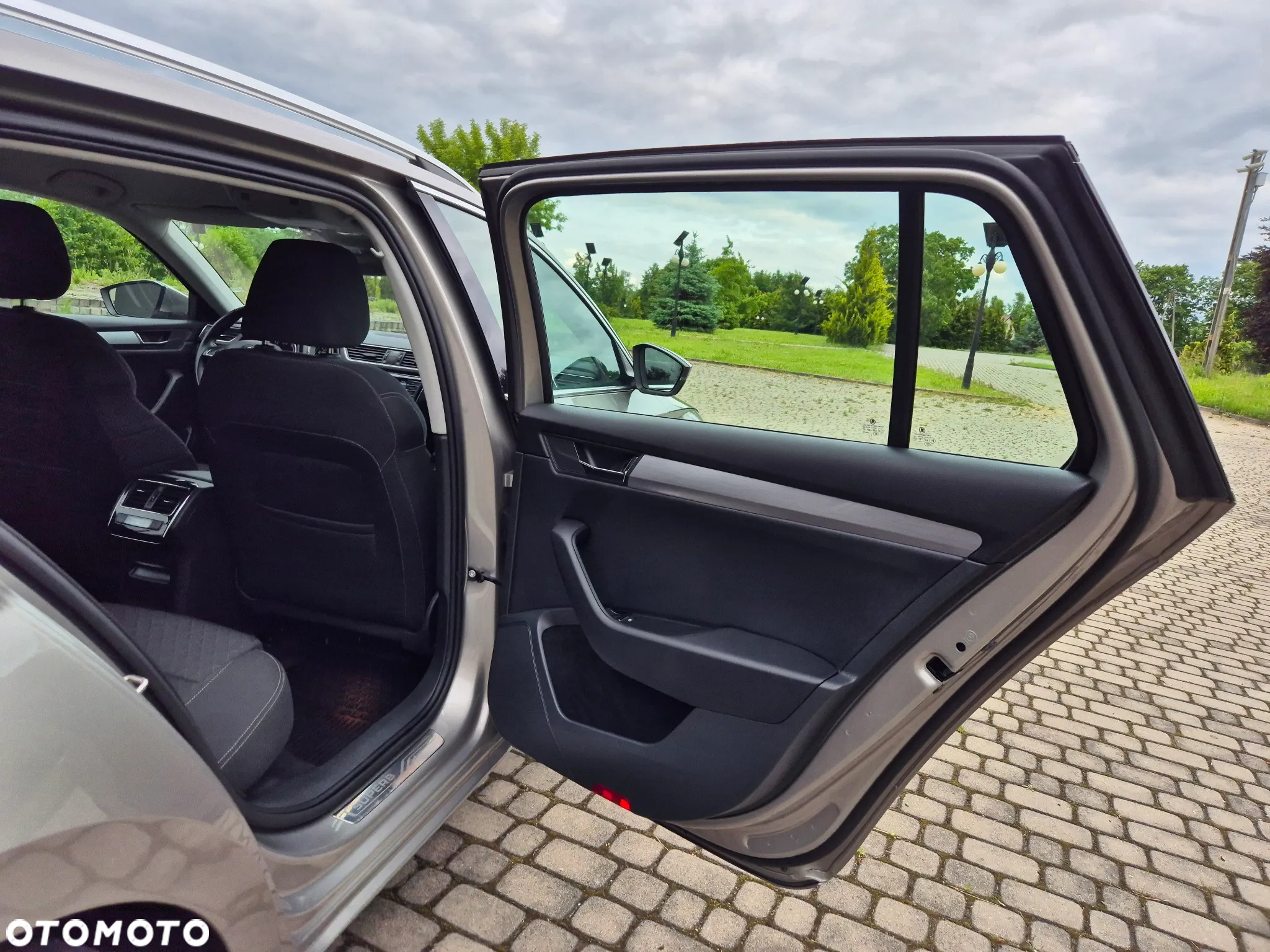 Skoda Superb 2.0 TDI Premium Edition - 35