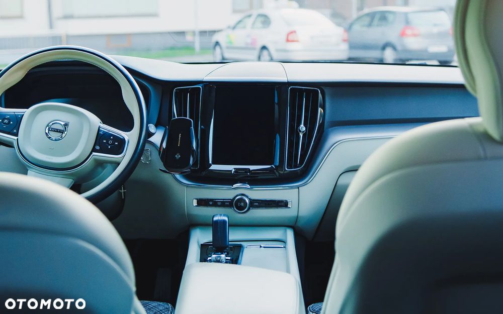 Volvo XC 60 B4 B Momentum - 4