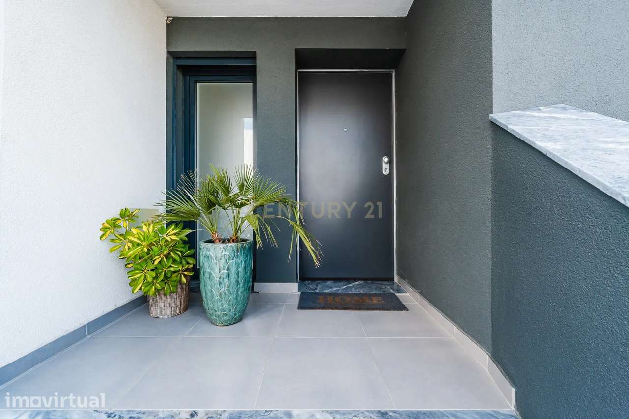 Moradia T3 Semi-Nova com Jardim Privativo e Garagem para 2 Viaturas na - Grande imagem: 3/44
