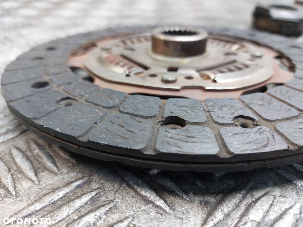 SPRZĘGŁO TARCZA + DOCISK + ŁOŻYSKO OPOROWE TOYOTA AVENSIS T25 2.0 16V - 8