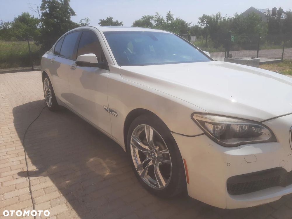 BMW Seria 7 750i - 8