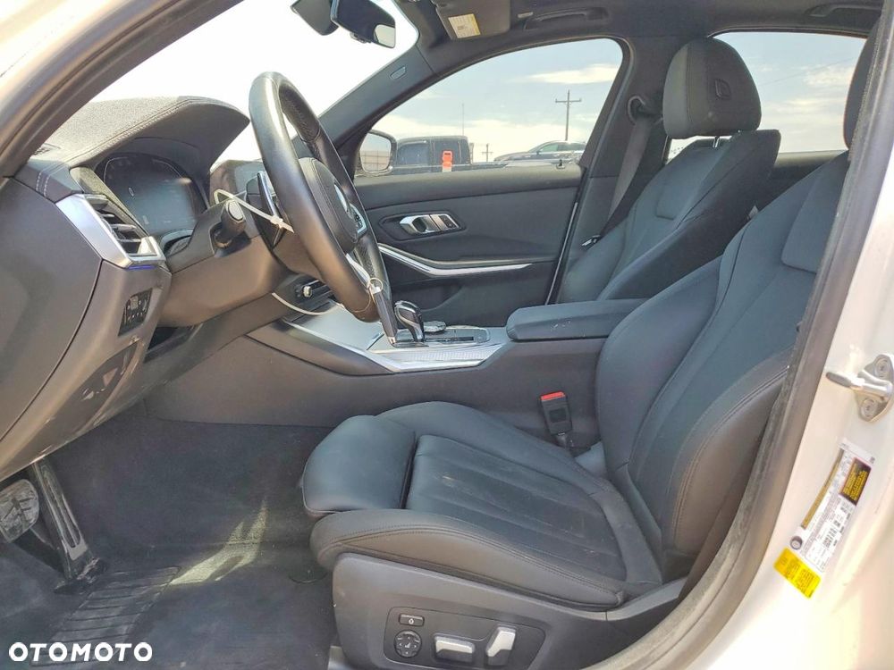 BMW Seria 3 330i M Sport - 8