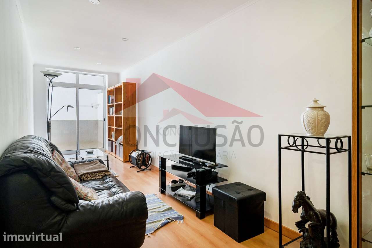 Apartamento T2 totalmente remodelado com terraço na Estrada de Benfica - Grande imagem: 2/19