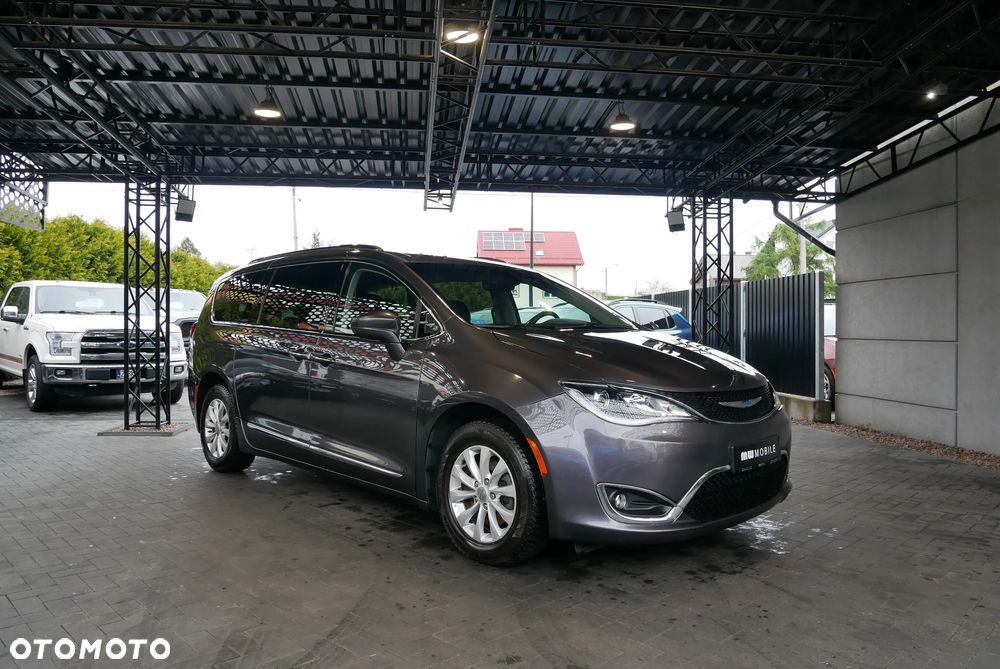 Chrysler Pacifica - 2