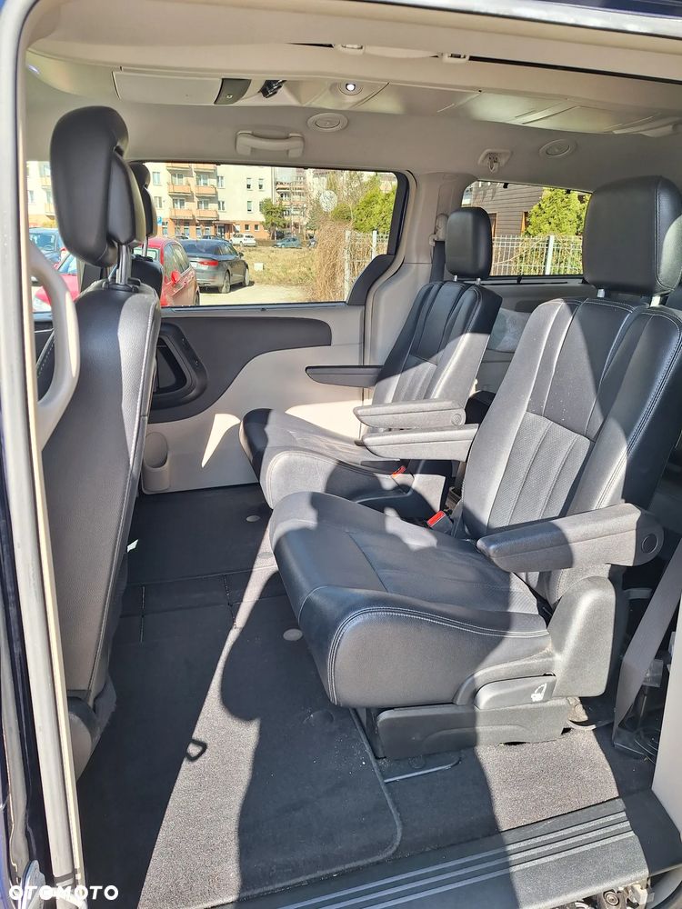 Chrysler Town & Country - 25