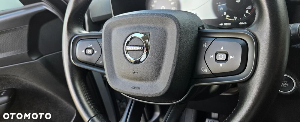 Volvo XC 40 T3 Momentum Pro - 24