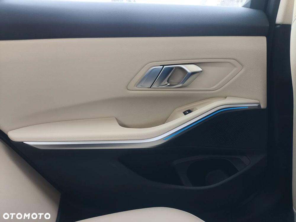 BMW Seria 3 320i - 34