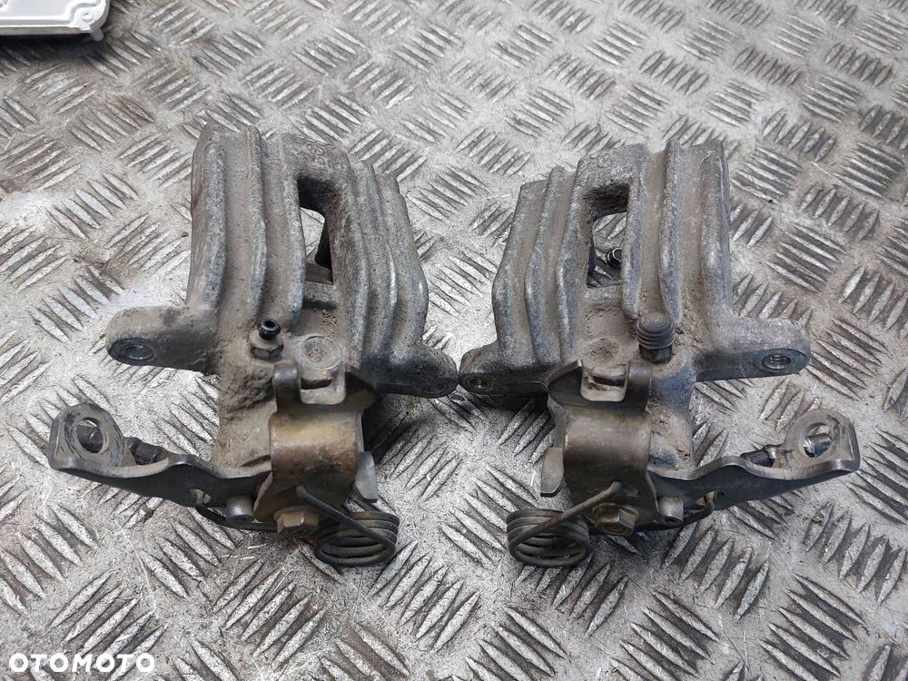 ZACISK HAMULCOWY LEWY TYŁ + PRAWY TYŁ SKODA SUPERB I - 2