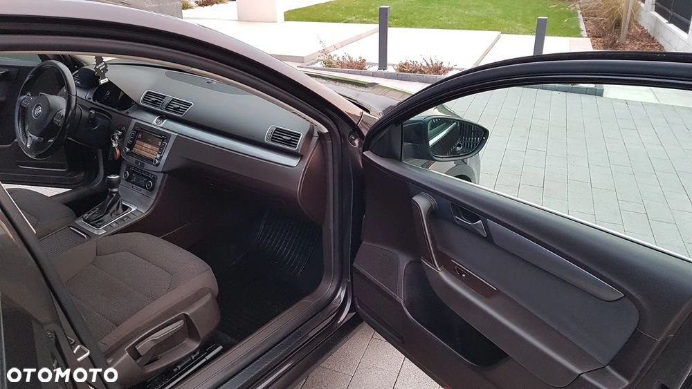 Volkswagen Passat 2.0 TDI DPF Highline - 9