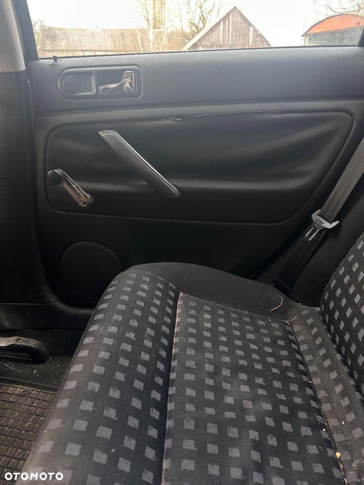 Volkswagen Passat 1.6 - 17