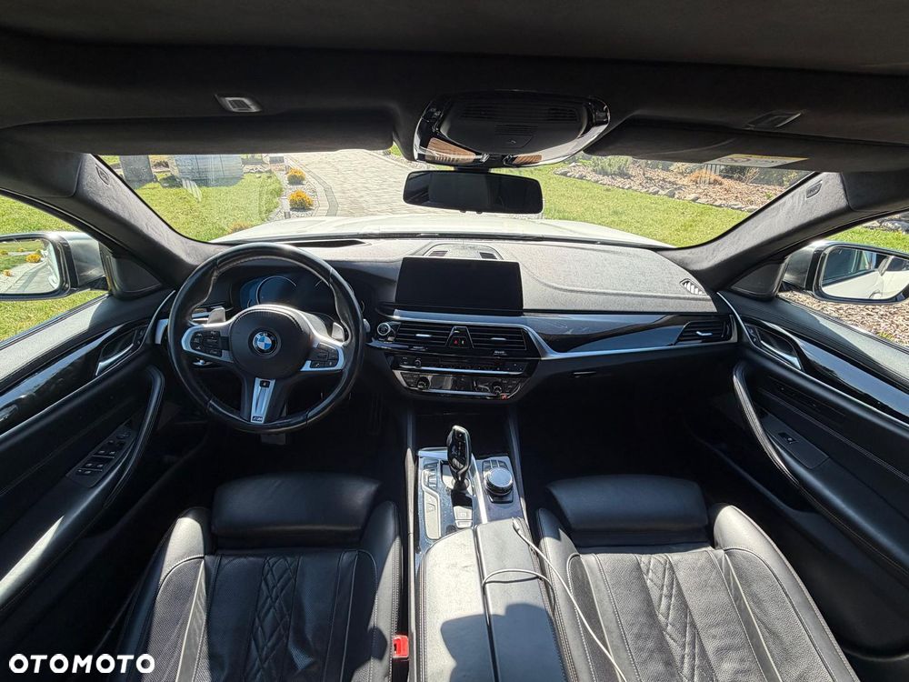 BMW Seria 5 M550i xDrive sport - 26