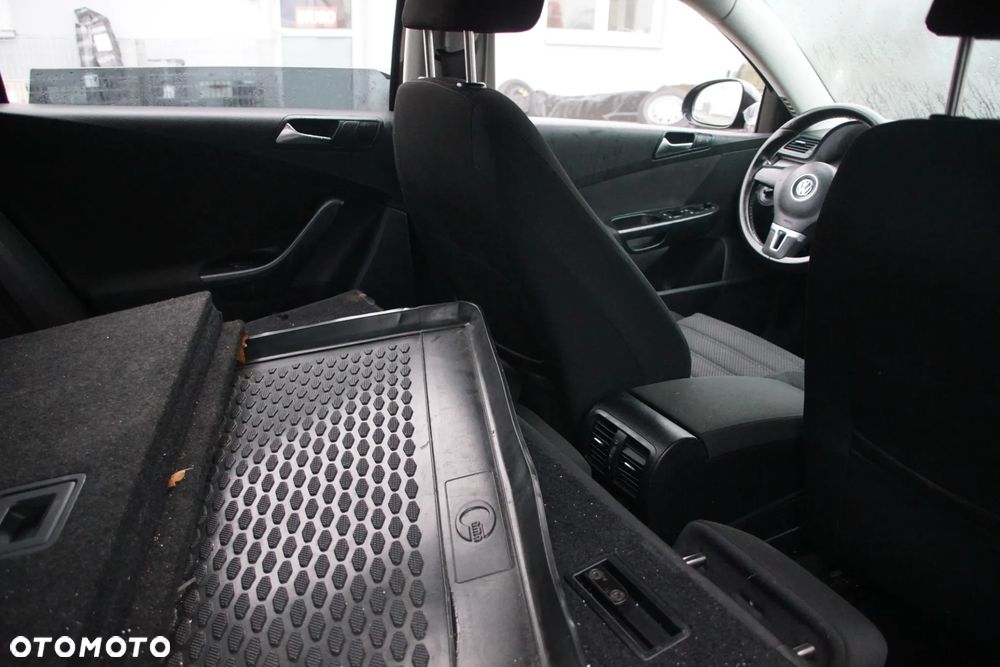 Auto na części - Volkswagen Passat B6 Lift 1.6 TDI 105 KM CAYC MDM L041 2010R Silnik Skrzynia Drzwi Maska Zderzak Błotnik Klapa Lampa Lusterko Klamka Deska Kokpit Sterownik Moduł Czujnik Licznik Kierownica Panel Wyświetlacz - 16