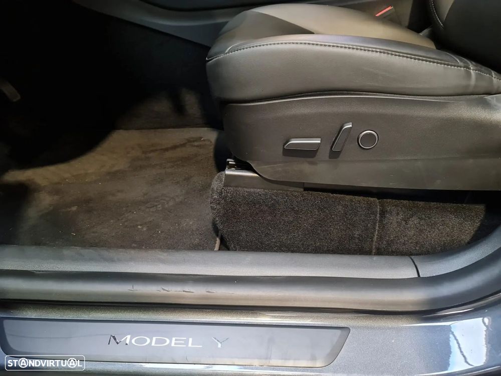 Tesla Model Y Long Range Dual Motor AWD - 6