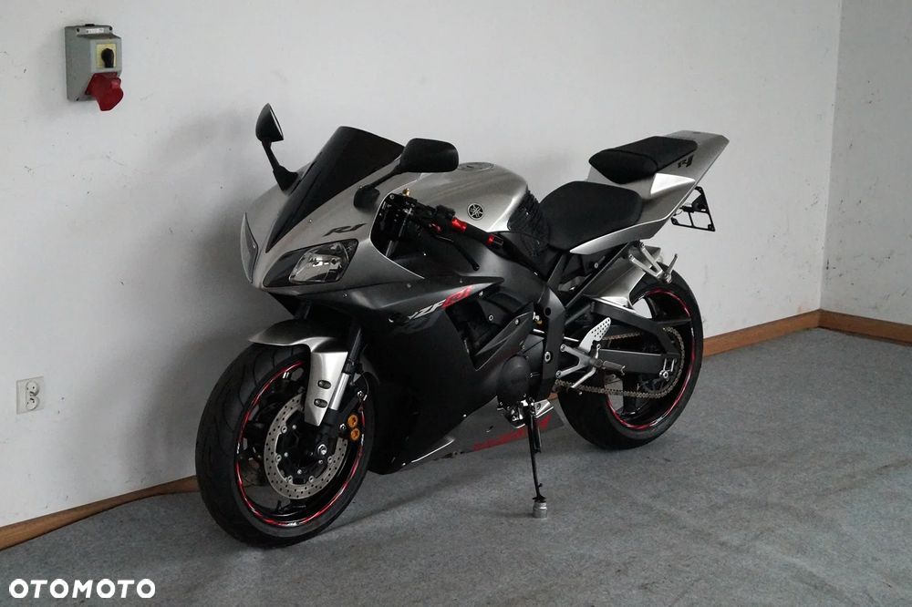 Yamaha R1 - 4