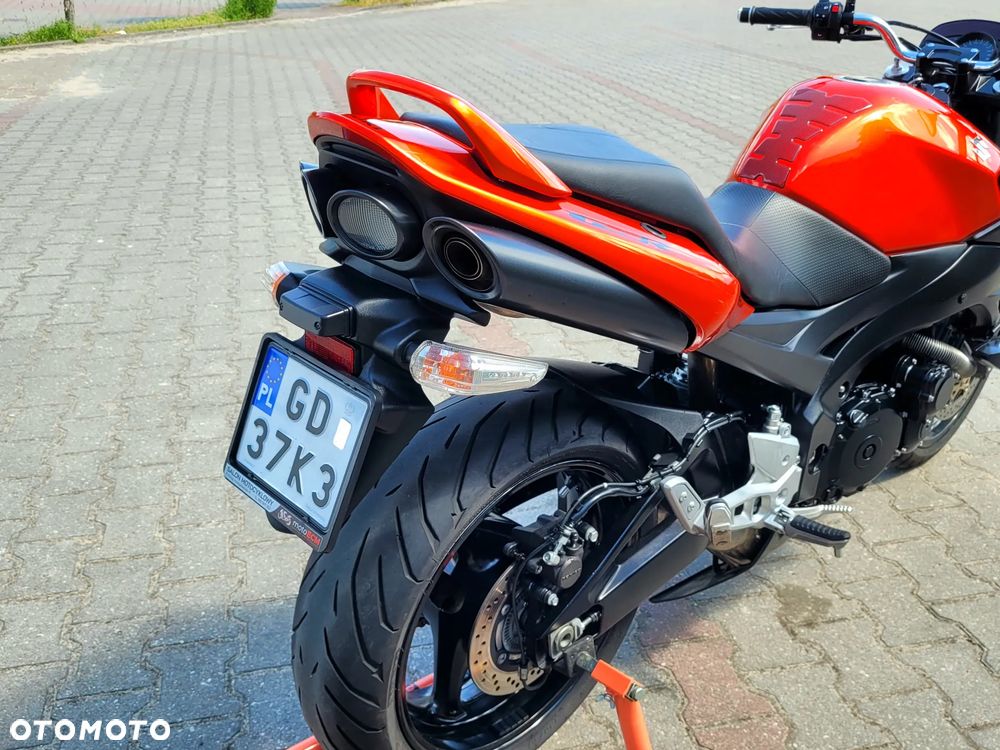 Suzuki GSR - 12