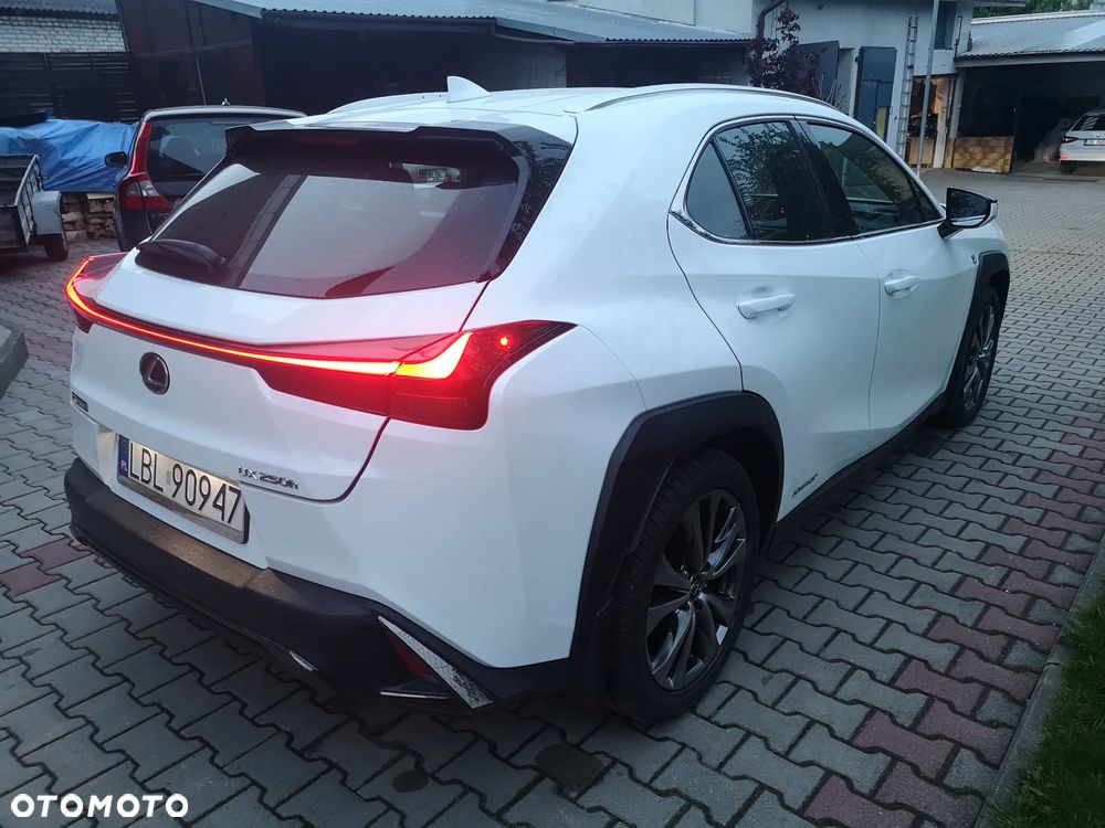 Lexus UX - 4