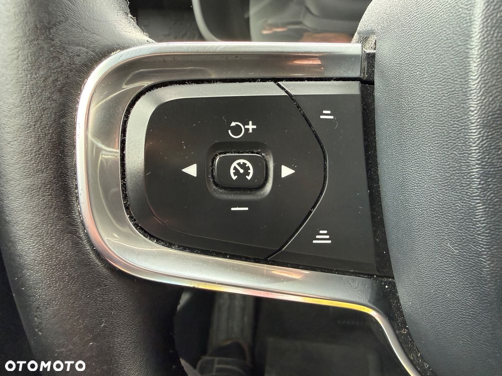 Volvo XC 40 T3 Momentum - 25