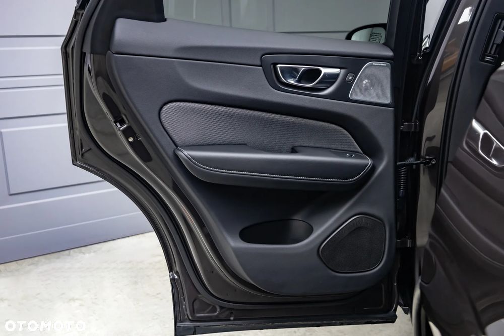 Volvo XC 60 T8 Plug-In Hybrid AWD R-Design - 29