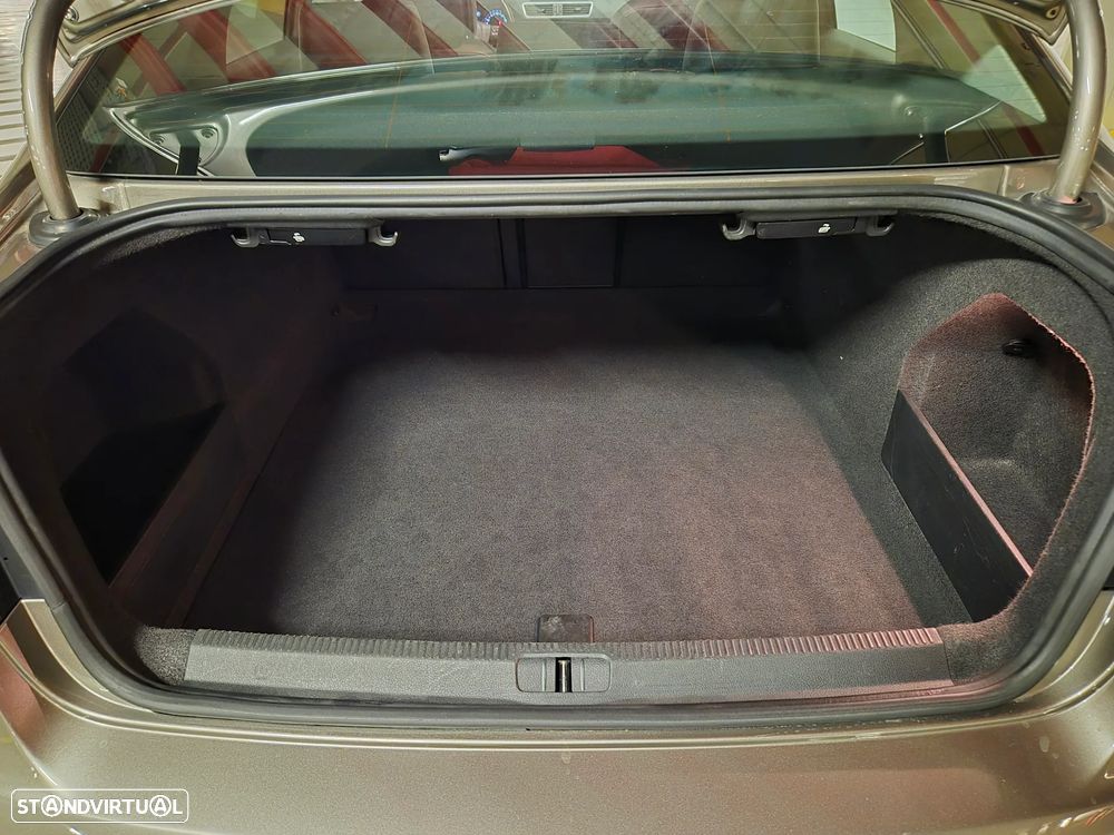 VW Passat 2.0 TDI BlueMotion Highline - 33