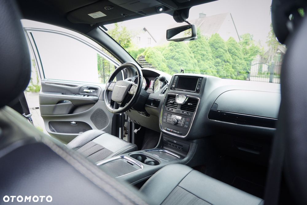 Chrysler Town & Country - 7