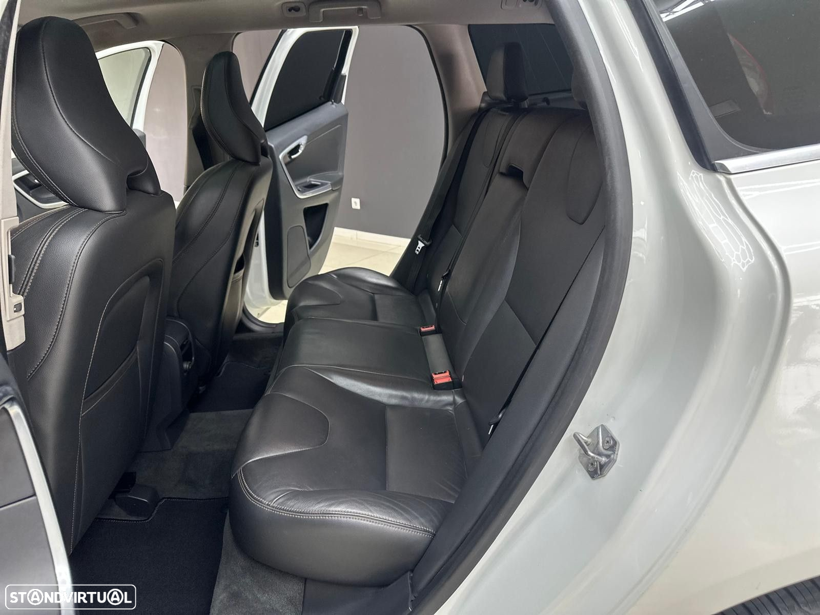 Volvo XC 60 2.0 D4 R-Design Momentum - 11