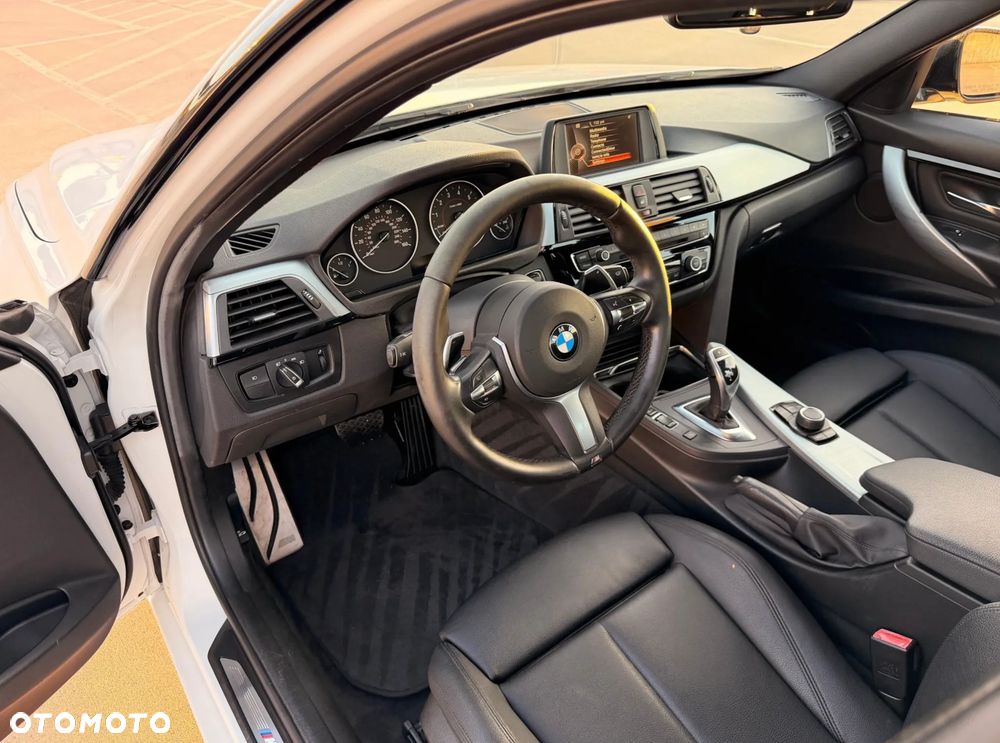 BMW Seria 3 330i M Sport - 11