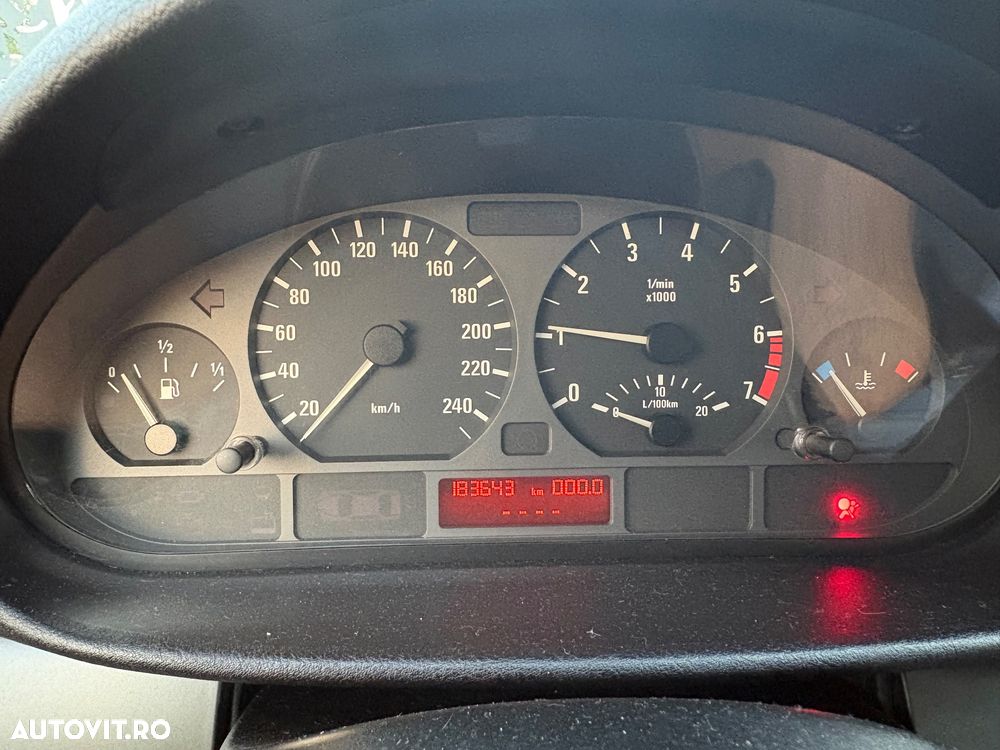 BMW Seria 3 318i - 15