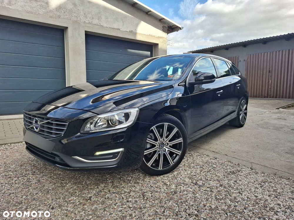 Volvo V60 D6 AWD Plug-in Hybrid R-Design Summum - 1