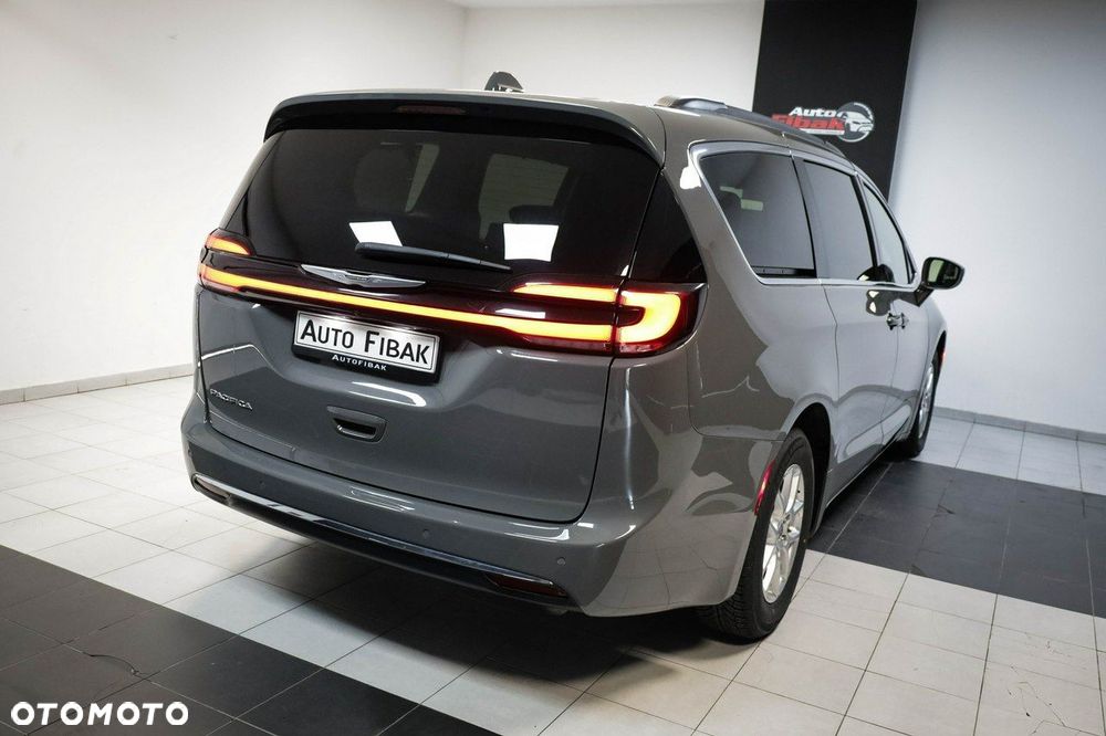 Chrysler Pacifica - 12