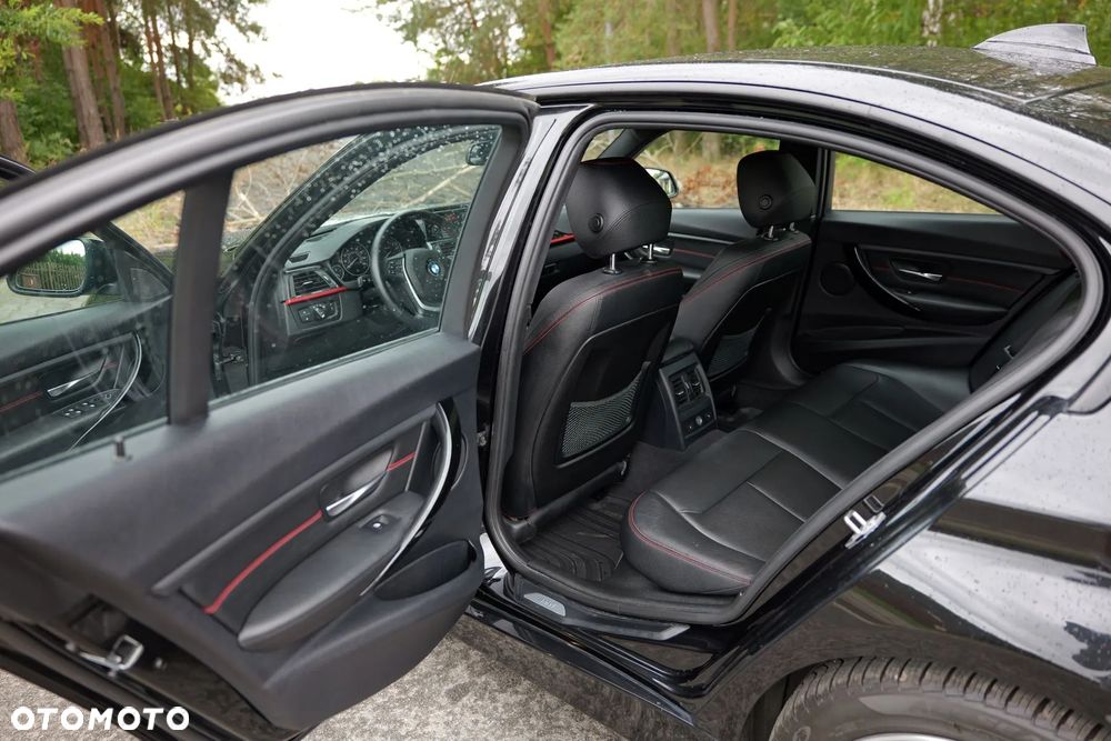 BMW Seria 3 335i xDrive Edition Sport - 7