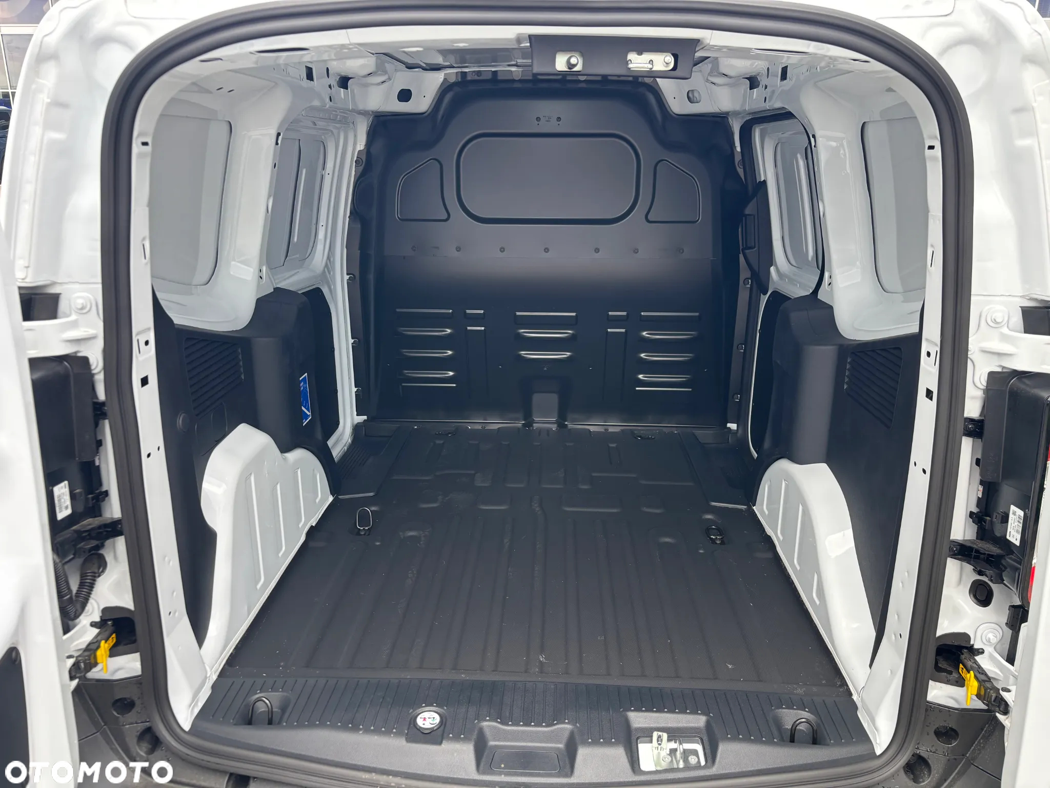 Ford Transit Courier - 8