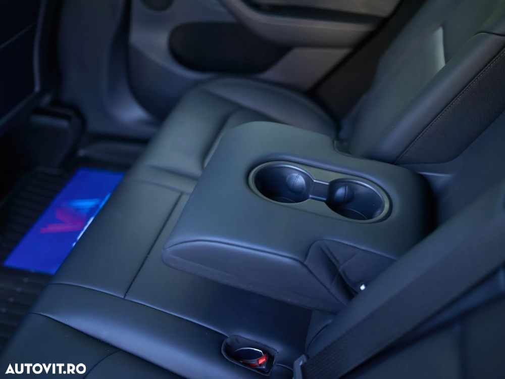 Tesla Model Y - 38