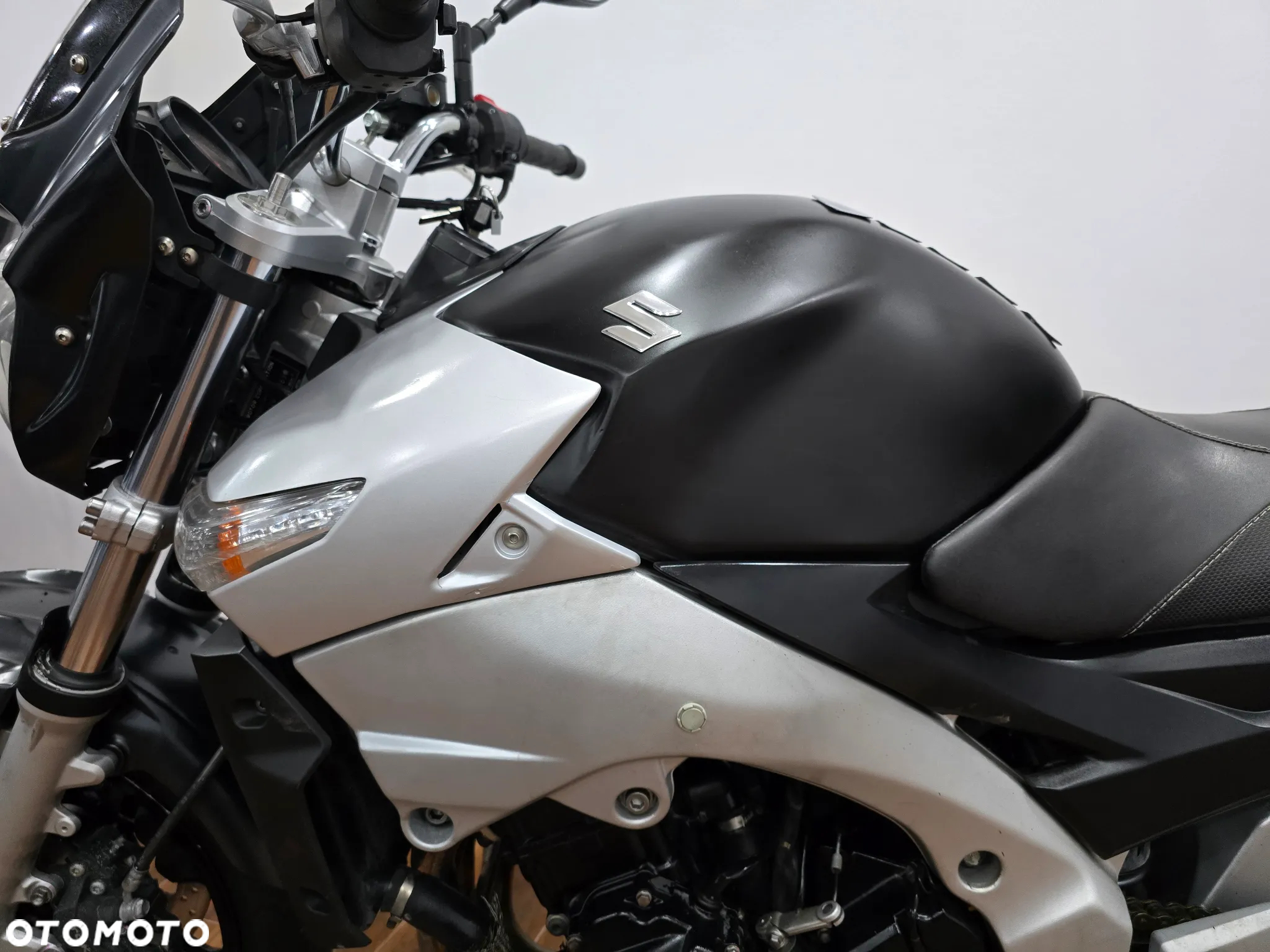 Suzuki GSR - 19