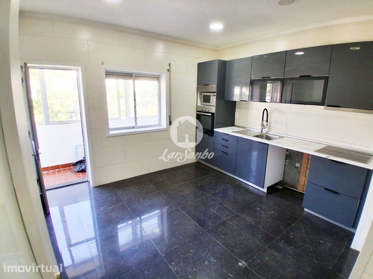 T3 Remodelado com 3 Frentes, Varandas, Elevador e Garagem | Fânzere... - Grande imagem: 2/20