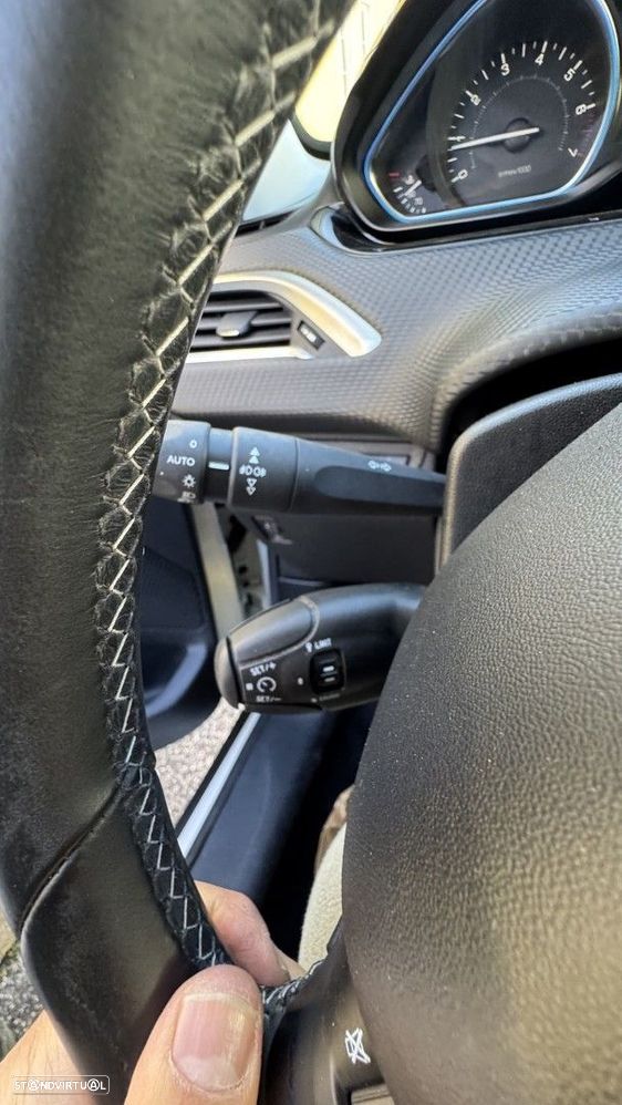 Peugeot 2008 1.2 PureTech Allure EAT6 - 26