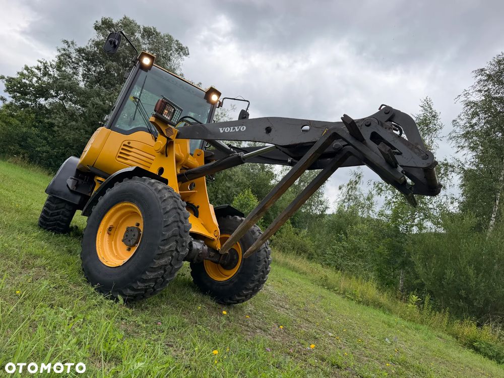 Volvo L25F Ładowarka Kołowa łamana 2015 rok. Jak Nowa! Oryginał łyżka i widły. Mocny silnik 4 cylindry. Zero luzów i wycieków. Aktualne Badania DEKRA BMWT. Wielka Okazja. Maszyna jak nowa z Salonu. 2600 mtg. Pochodzi z Norweskiego urzędu gminy. Dodatkowe linie Hydrauliczne. Szybka wolna Jazda Rewers Hydrostatic. Wersja Norwesk Mocne doświetlenie dodatkowe grzanie. kabina Ogrzewana wentylowana! Zmiana Osprzętu Hydrauliczna! pełne sterowanie z dżojstika! Opony jak Nowe. Podzespoły pomy suche, czytelne tabliczki! OKAZJA - 19