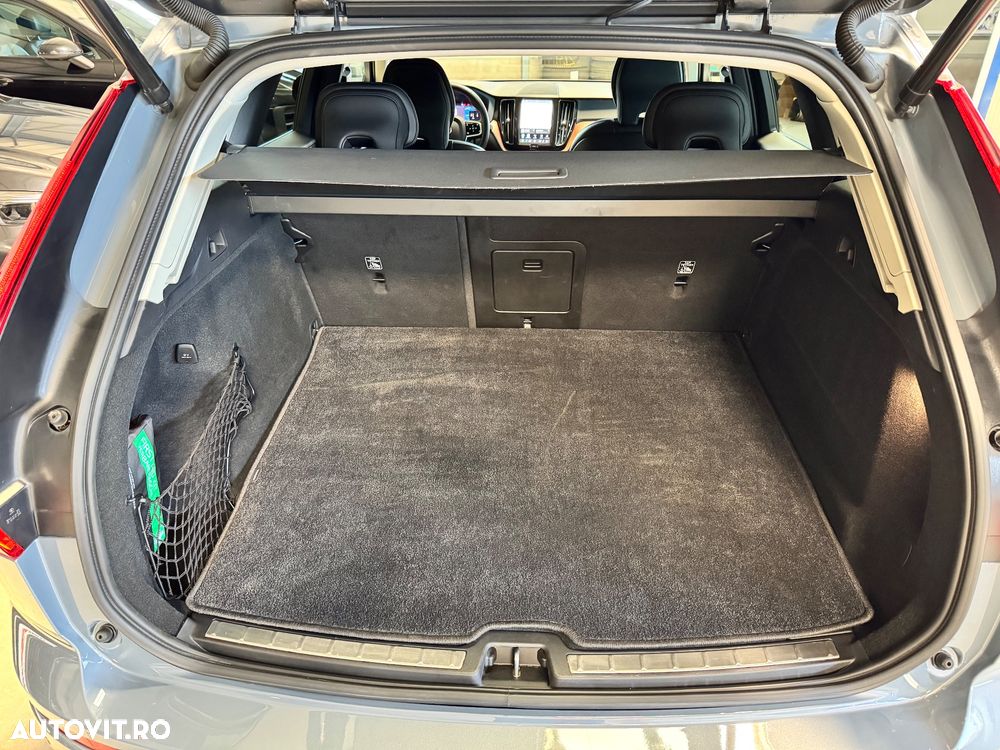 Volvo XC 60 B5 AT AWD MHEV Ultra Black Edition - 25