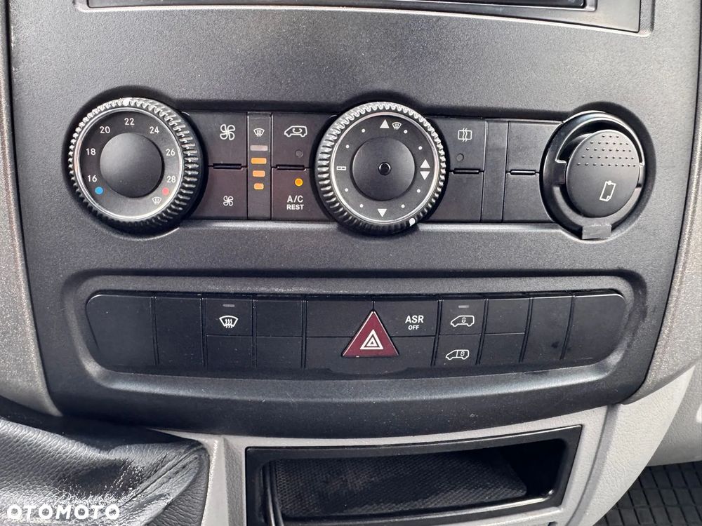 Volkswagen CRAFTER ŚREDNI PO LIFTOWY KLIMATYZACJA - 34