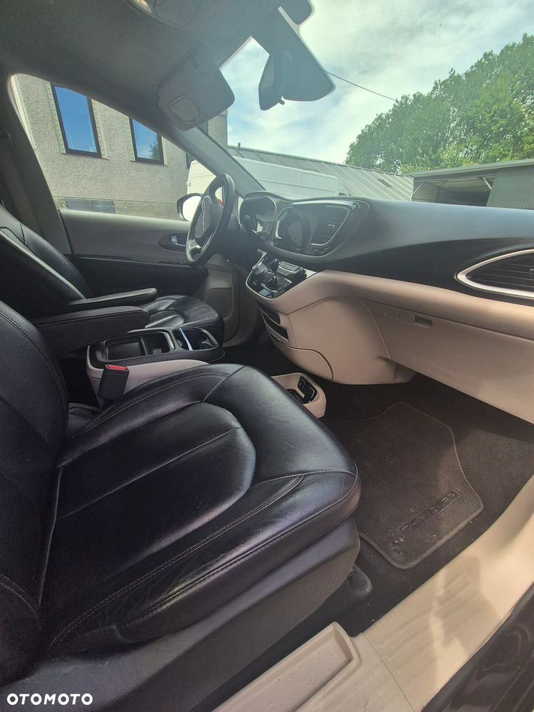 Chrysler Pacifica - 3