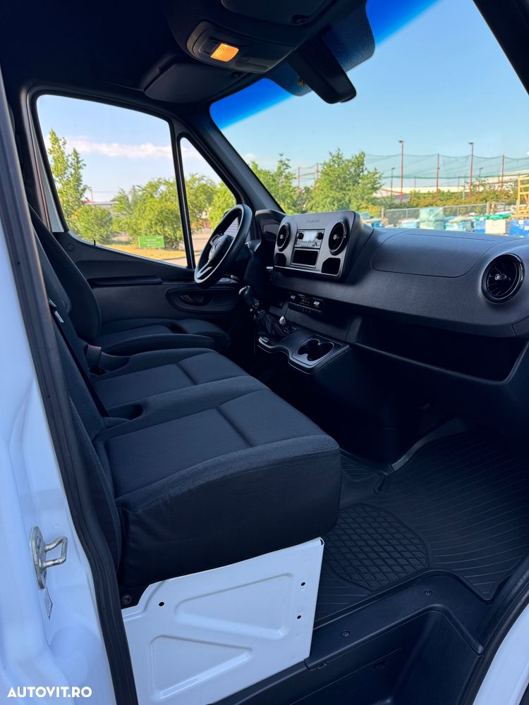 Mercedes-Benz Sprinter - 25