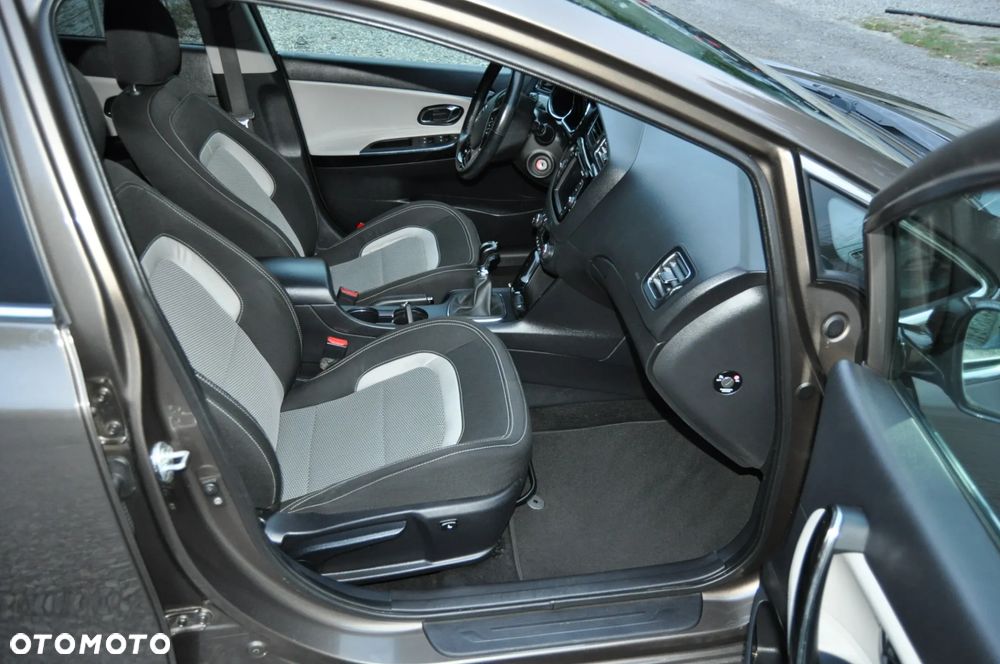 Kia Ceed 1.6 GDI Dream Team Edition - 9