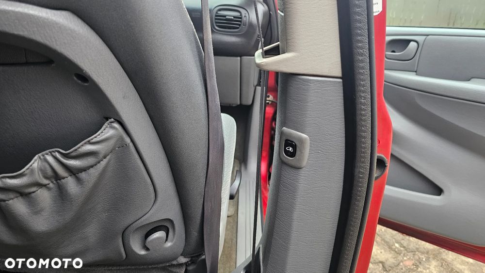 Chrysler Town & Country - 25