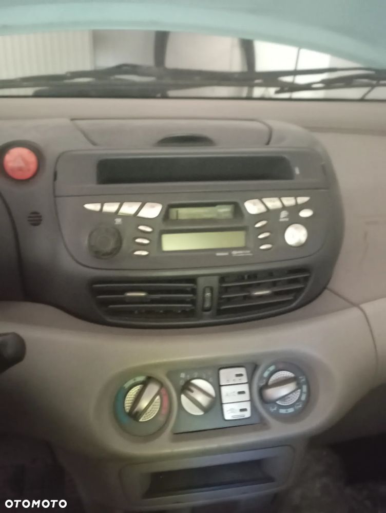 Nissan Almera Tino 1.8 - 11