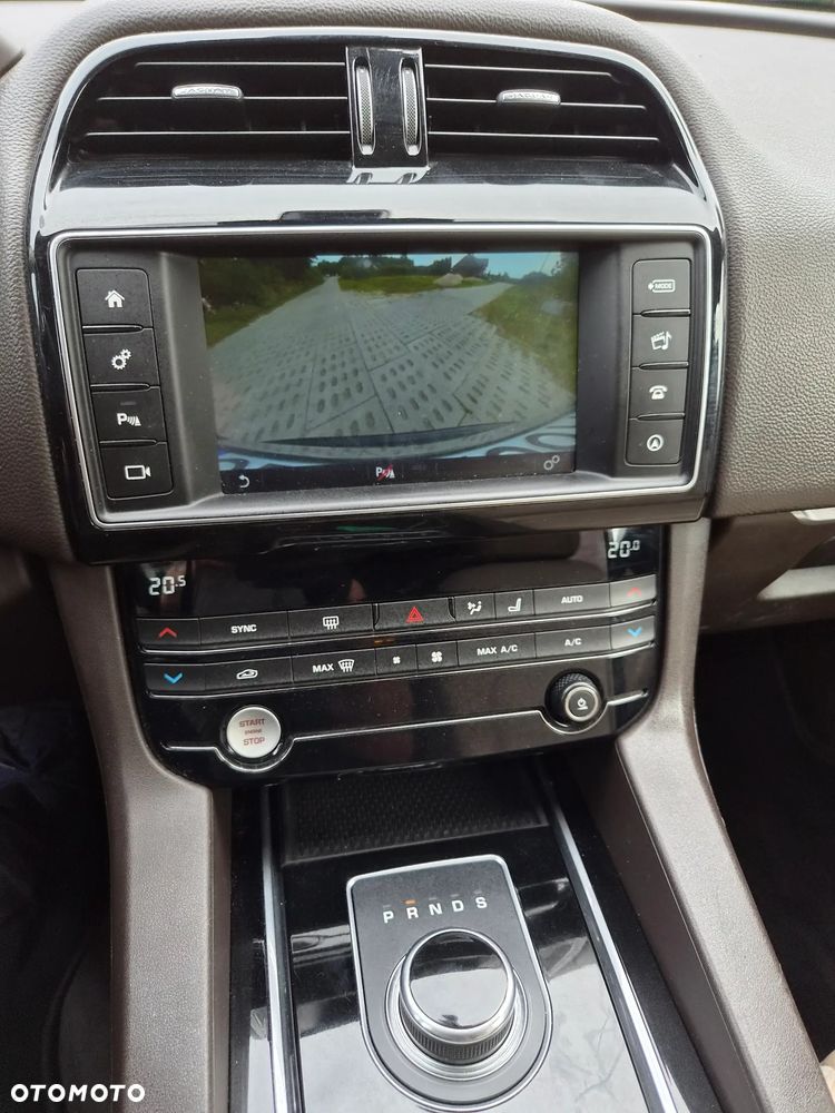Jaguar F-Pace 20d Prestige - 6