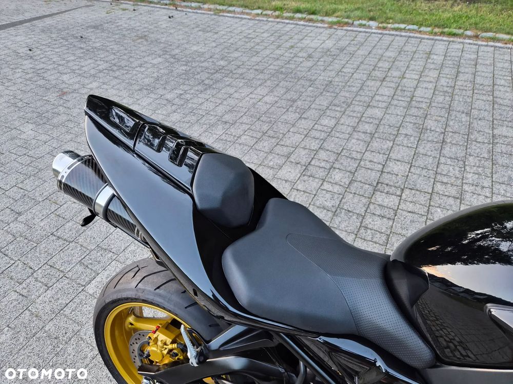 Suzuki GSX - 21