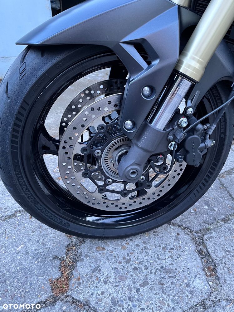 Suzuki GSR - 8