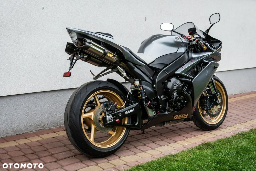 Yamaha R1 - 4