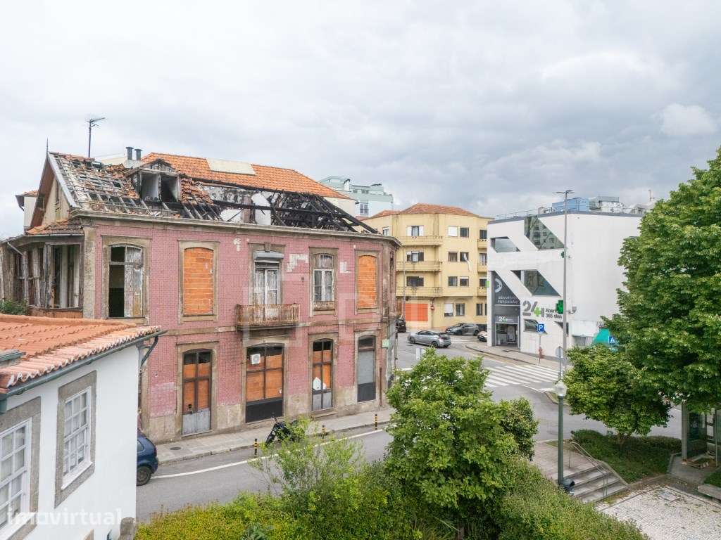 Prédio no centro do Porto com projeto para 20 unidades - Grande imagem: 2/15